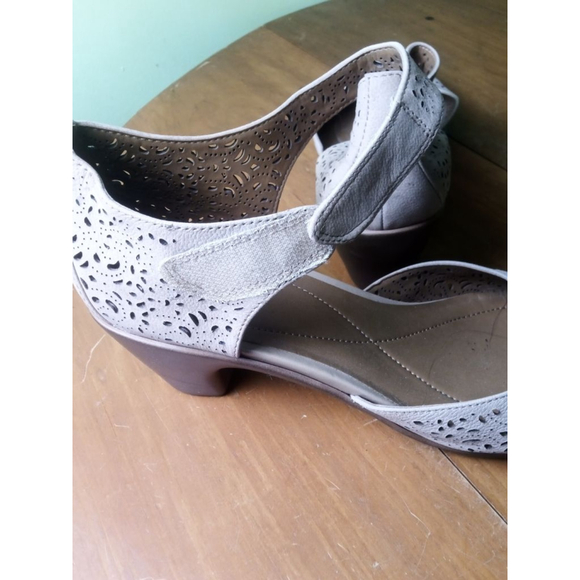 Women's Easy Spirit Beige Laser Cut Wedge Sandals Size 11 - Picture 7 of 9